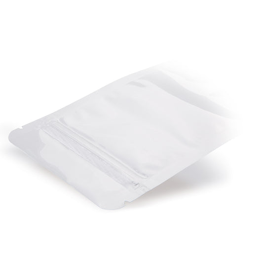 Doypack branco — Vista detalhada em aplicação de embalagem típica com exemplo de conteúdo